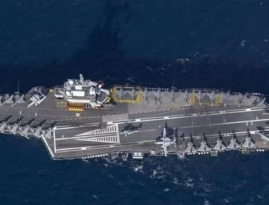«Συνωστισμός» από Rafale πάνω στο αεροπλανοφόρο Charles De Gaulle της Γαλλίας (φώτο)